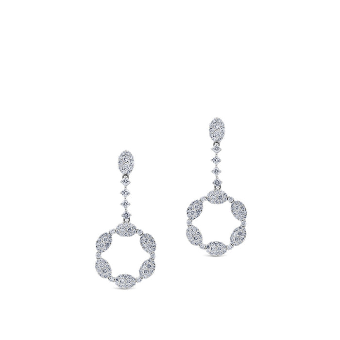 Pendientes largos de oro blanco y diamantes con terminación hexagonal de pavé de diamantes
