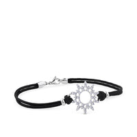 Pulsera de oro blanco y cordón negro con sol de pavé de diamantes