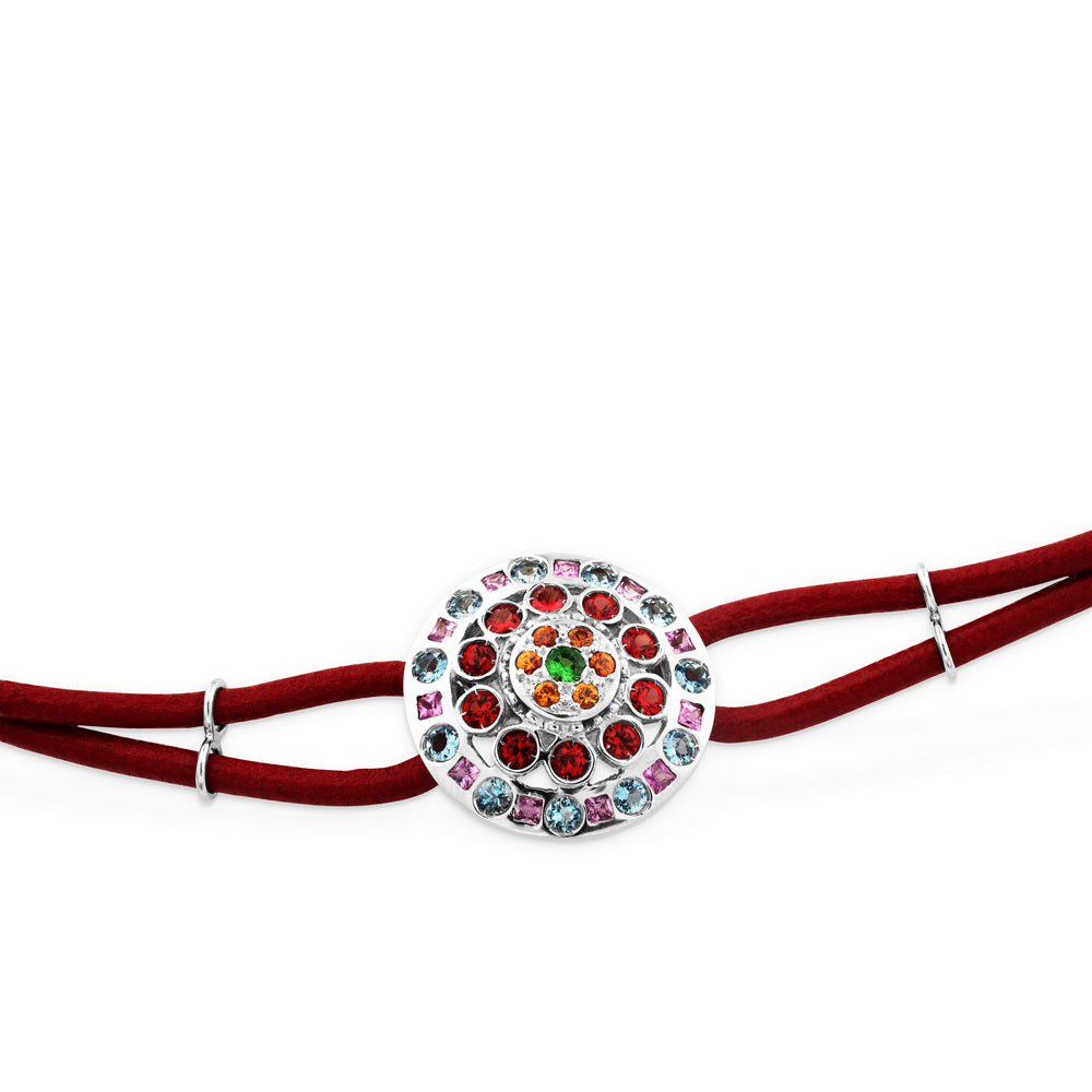 Pulsera de oro blanco con cordón rojo y círculo de cuarzos de colores