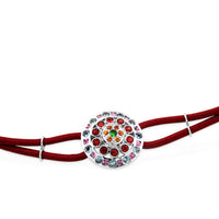 Pulsera de oro blanco con cordón rojo y círculo de cuarzos de colores