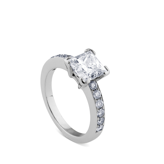 Solitario de oro blanco con diamante central talla princesa y pavé de diamantes laterales