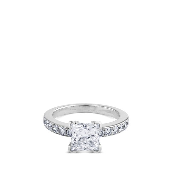 Solitario de oro blanco con diamante central talla princesa y pavé de diamantes laterales