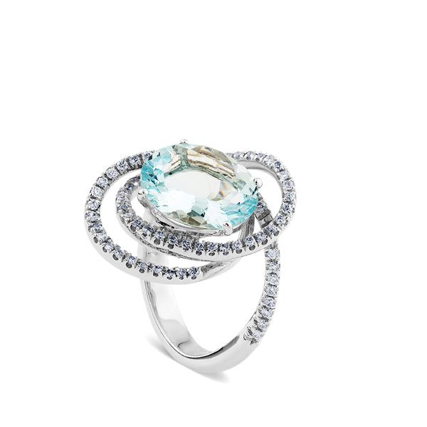 Sortija de oro blanco con aguamarina oval y pavé de diamantes