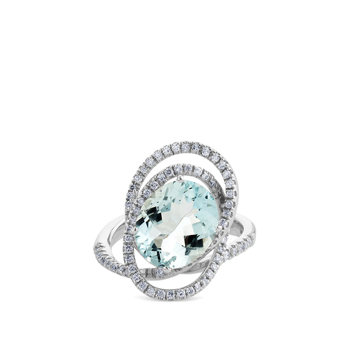 Sortija de oro blanco con aguamarina oval y pavé de diamantes