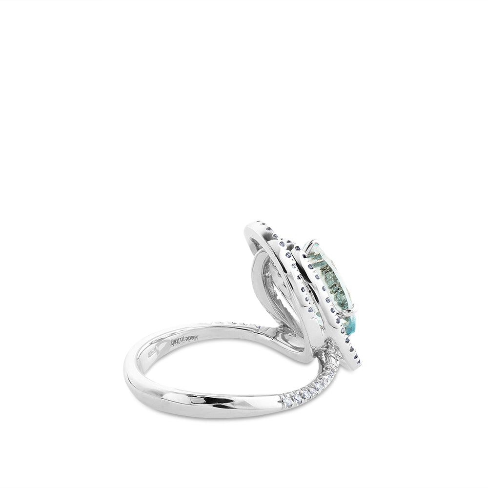Sortija de oro blanco con aguamarina oval y pavé de diamantes