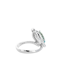 Sortija de oro blanco con aguamarina oval y pavé de diamantes