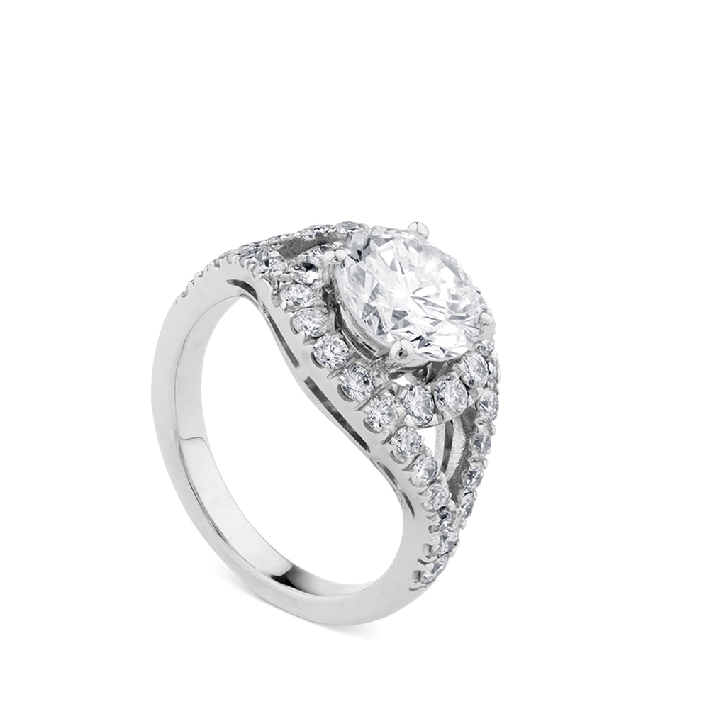 Sortija de oro blanco con diamante central talla brillante y pavé de diamantes