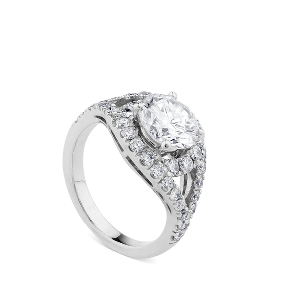 Sortija de oro blanco con diamante central talla brillante y pavé de diamantes
