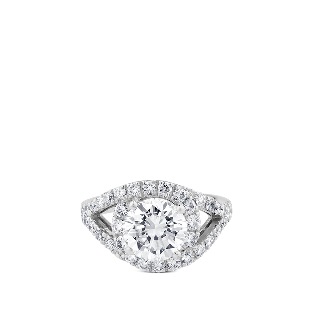 Sortija de oro blanco con diamante central talla brillante y pavé de diamantes