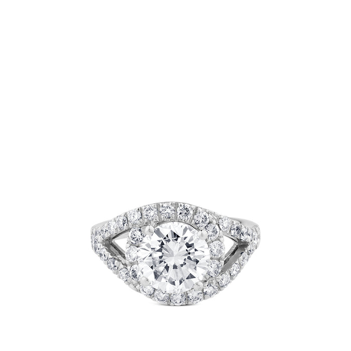 Sortija de oro blanco con diamante central talla brillante y pavé de diamantes