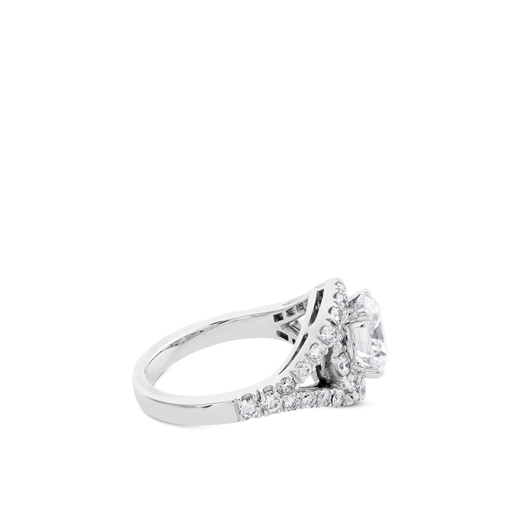 Sortija de oro blanco con diamante central talla brillante y pavé de diamantes