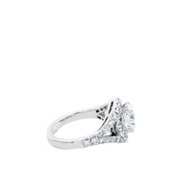 Sortija de oro blanco con diamante central talla brillante y pavé de diamantes