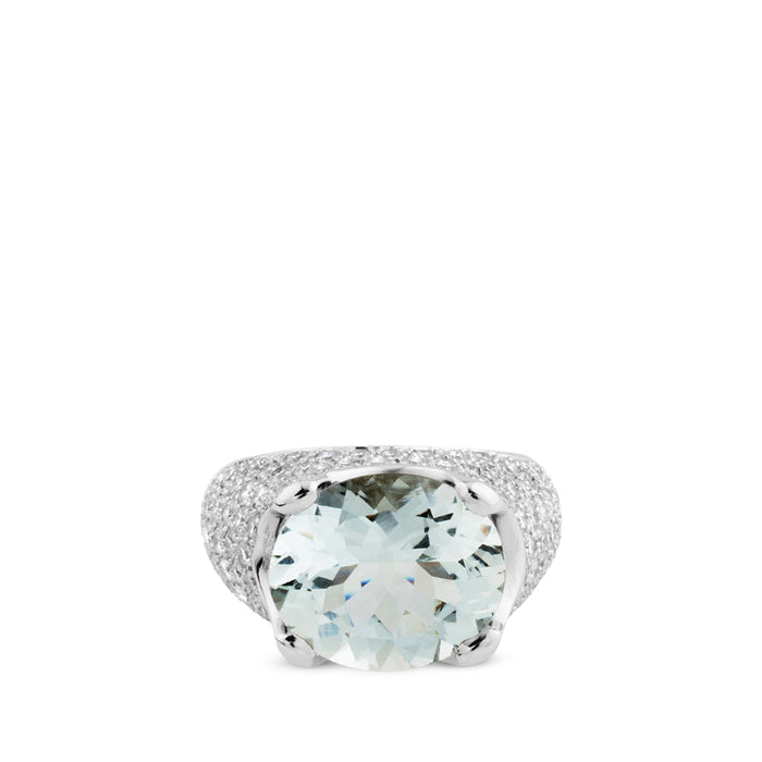 Sortija de oro blanco ancha con aguamarina oval y pavé de diamantes