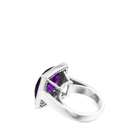 Sortija de oro blanco cuadrada con amatista y pavé de diamantes
