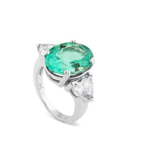 Sortija de oro blanco con esmeralda central y diamantes_J4042SB_Chocron Joyeros
