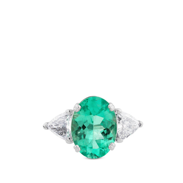 Sortija "Royal Trilogy" de oro blanco con esmeralda central y diamantes triangulares laterales
