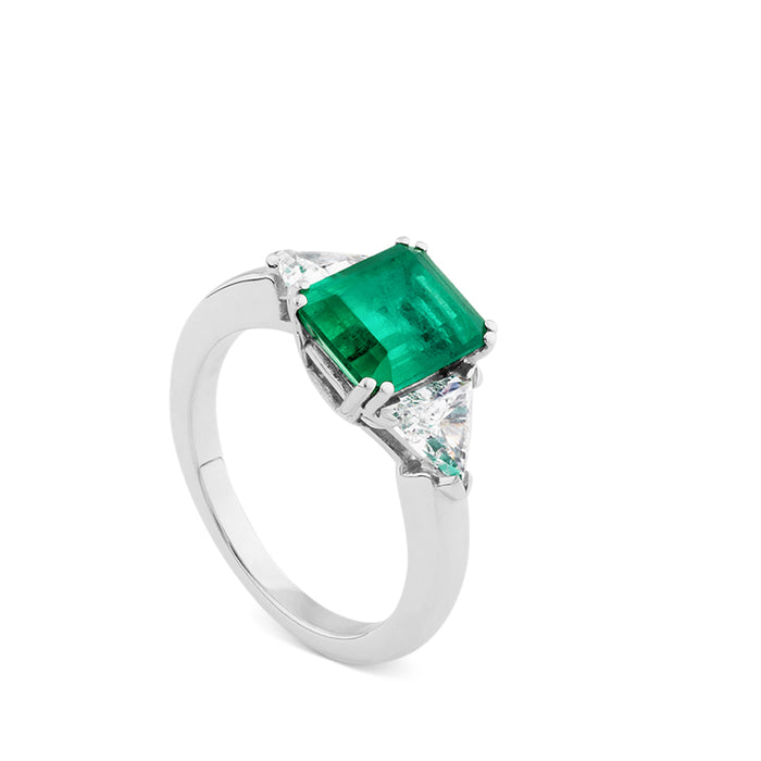 sortija oro blanco con esmeralda central y diamantes talla triángulo_J3483SB_Chocrón Joyeros