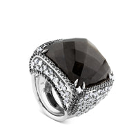 Sortija de oro blanco con piedra central obsidiana y pavés laterales de diamantes ice, negros y blancos
