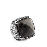 Sortija de oro blanco con piedra central obsidiana y pavés laterales de diamantes ice, negros y blancos