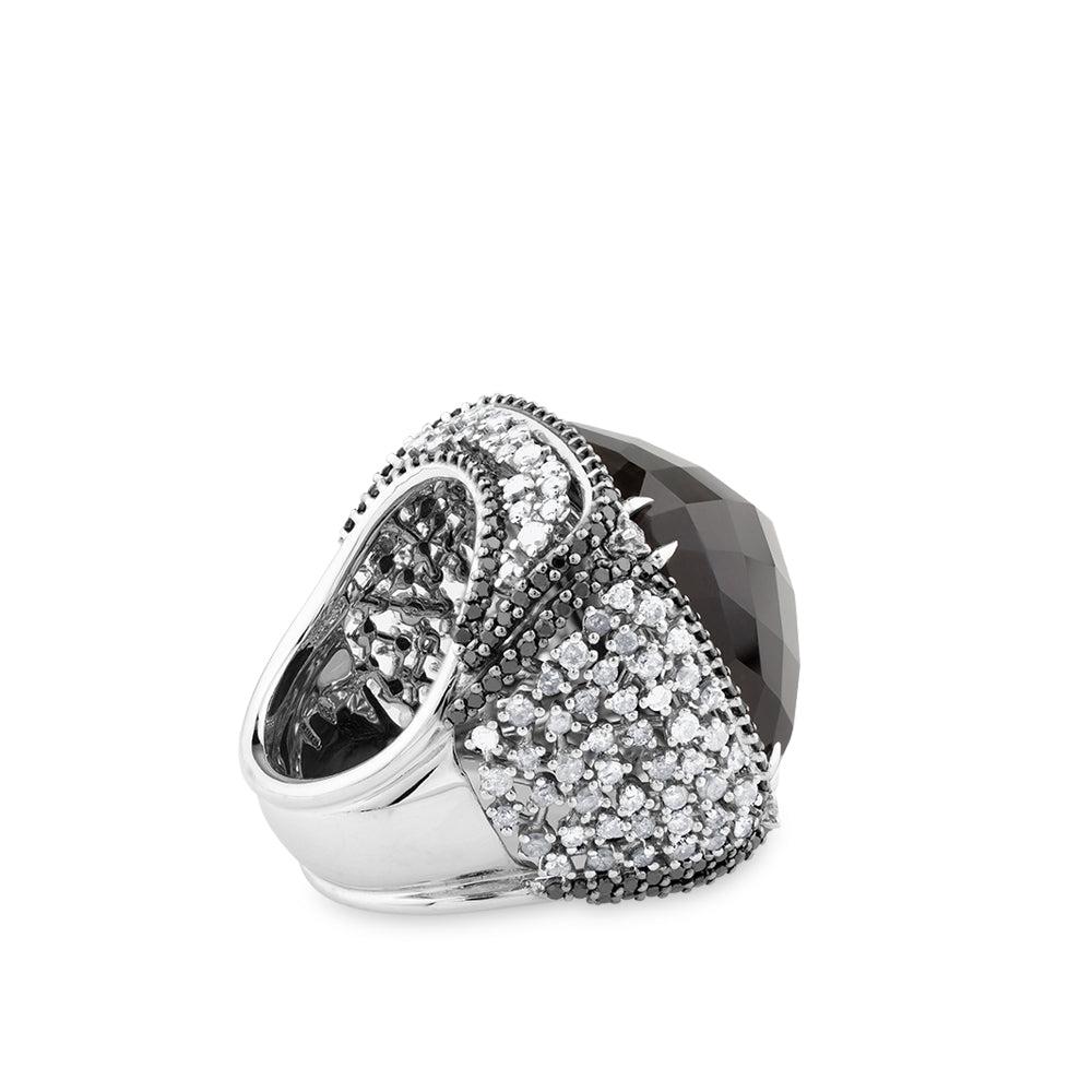 Sortija de oro blanco con piedra central obsidiana y pavés laterales de diamantes ice, negros y blancos