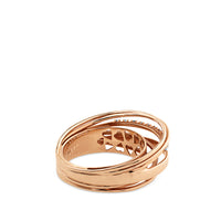 Sortija de oro rosa con hilera de diamantes en garra