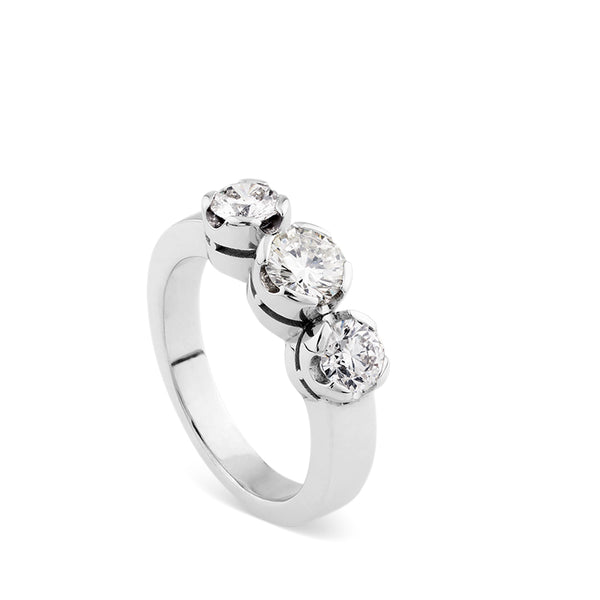Tresillo de oro blanco con diamantes engastados en chatón
