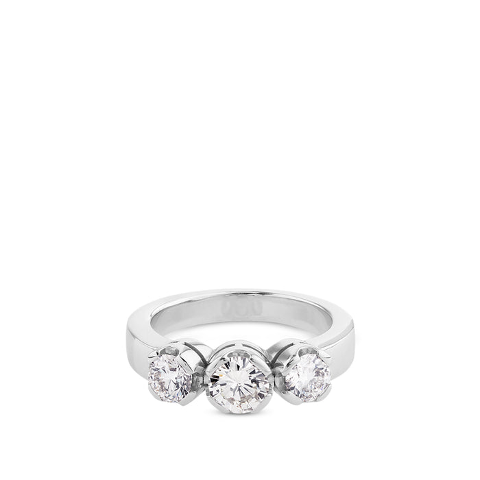 Tresillo de oro blanco con diamantes engastados en chatón