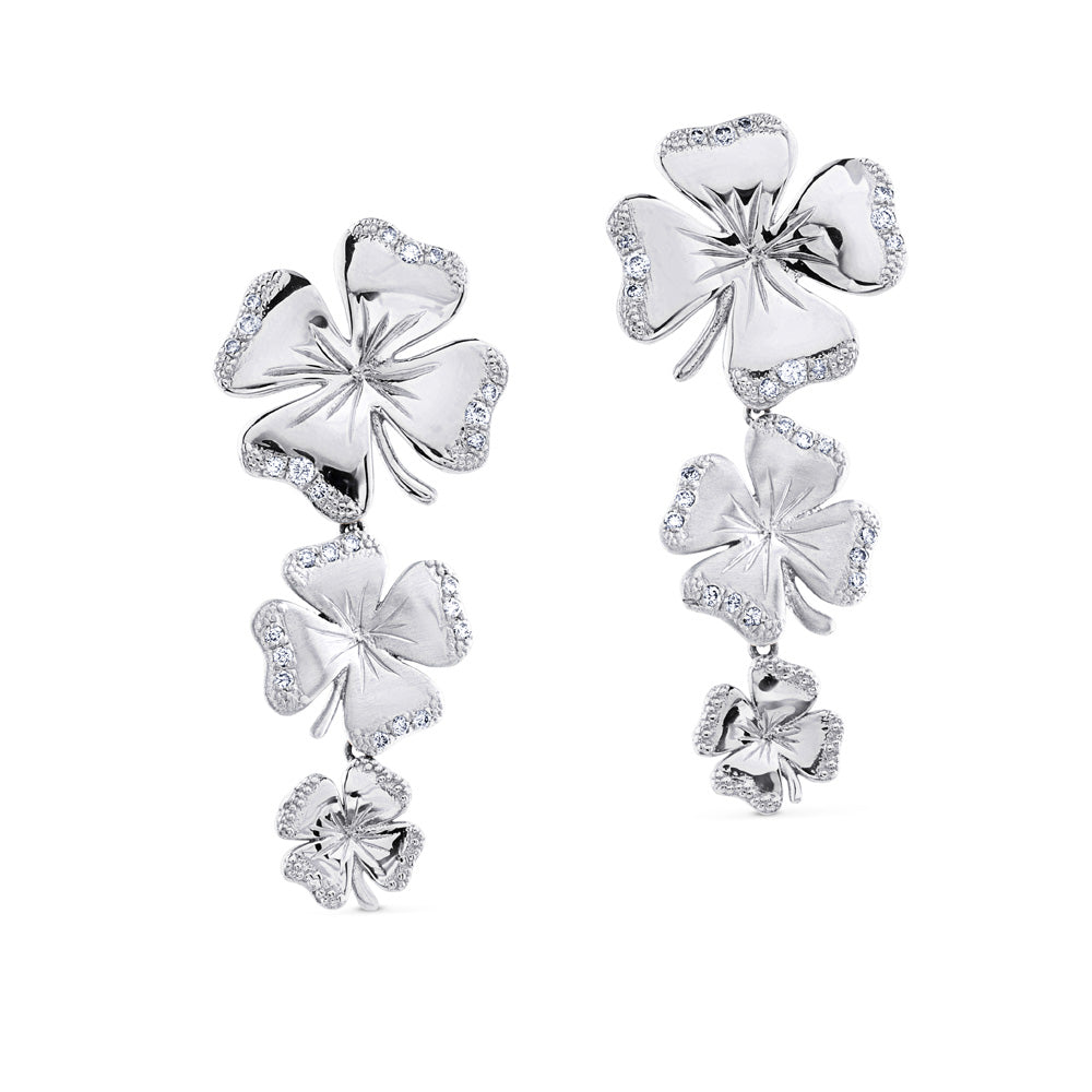 Pendientes "Clover" largos de oro blanco con diamantes