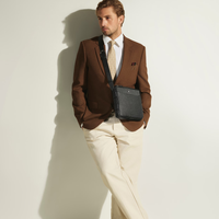 Montblanc_Bolso_Mensajero_Vertical_Cinturon_de_Piel_Sartorial_vista_modelo