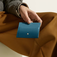 Montblanc_Meisterstuck_Portatarjetas_para_6_tarjetas_azul_vista_modelo