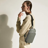 Montblanc_Sartorial_Bolso_sling_gris_vista_modelo
