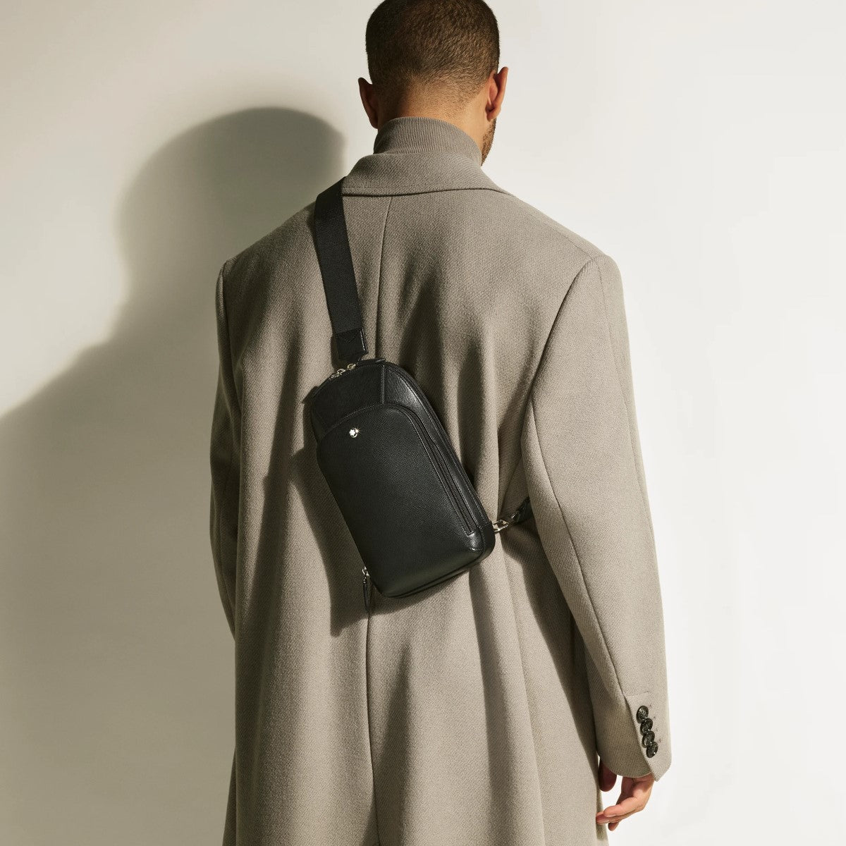 Montblanc_Sartorial_Bolso_sling_negro_vista_modelo