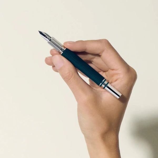 Pluma_Estilografica_StarWalker_PolarGreen_Precious_Resin_132902_vista_con_mano
