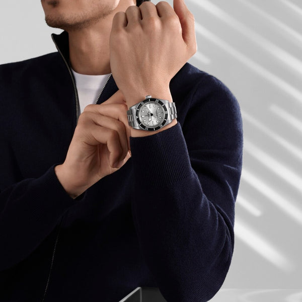 Tudor_Black_Bay_68_esfera_plateada_43mm_vista_modelo