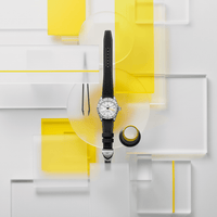 Tudor_Black_Bay_PRO_esfera_Opalina_39mm_correa_híbrida_vista_con_fondo_gris_amarillo