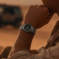 Tudor_Ranger_esfera_negra_36mm_79930-0001_vista_modelo_con_fondo_de_desierto