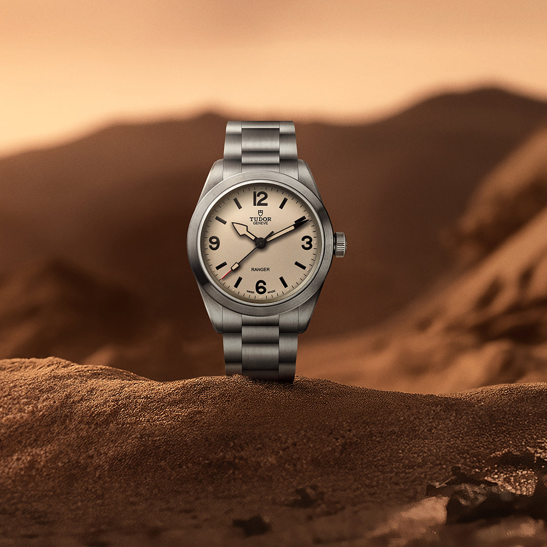 Tudor_Ranger_esfera_beige_39mm_sobre_arena_de_desierto