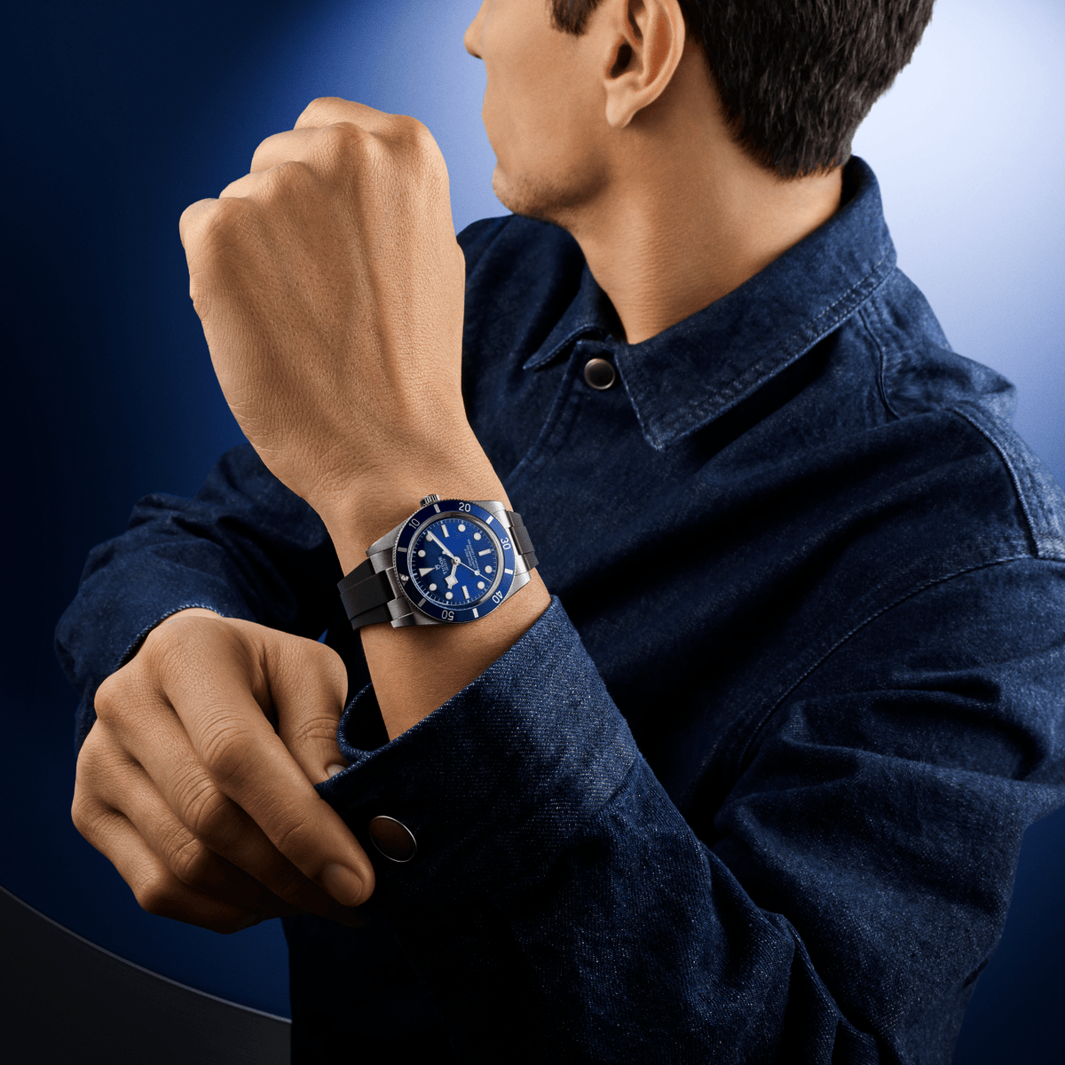 Tudor_Black_Bay_54_esfera_azul_caucho_37mm_79000b-0002_imagen_modelo_reloj_muñeca