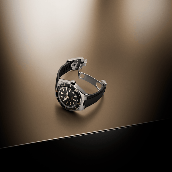 Tudor_Black_Bay_58_esfera_negra_39mm_caucho_vista_fondo_mostaza