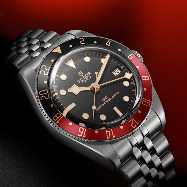 Tudor_Black_Bay_58_GMT_esfera_negra_39mm_vista_fondo_rojo