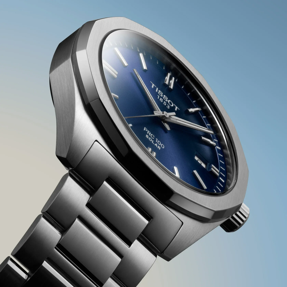 Tissot_PRC_100_Solar_esfera_azul_39mm_t1514221104100_vista_oblicua_fondo_cielo