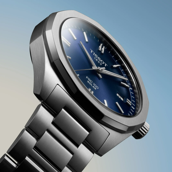 Tissot_PRC_100_Solar_esfera_azul_39mm_t1514221104100_vista_oblicua_fondo_cielo