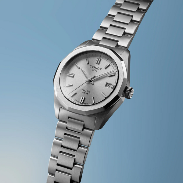 Tissot_PRC_100_Solar_esfera_blanca_34mm_t1518221103100_vista_con_fondo_azul
