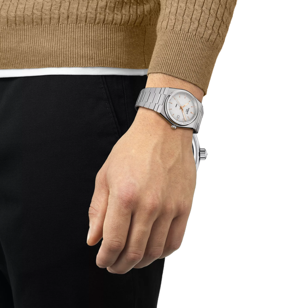 Tissot_PRX_esfera_plateada_40mm_vista_modelo_t1374101103100