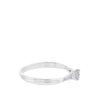 Solitario de oro blanco de 0,15 quilates engastado en 4 garras con pavé de diamantes