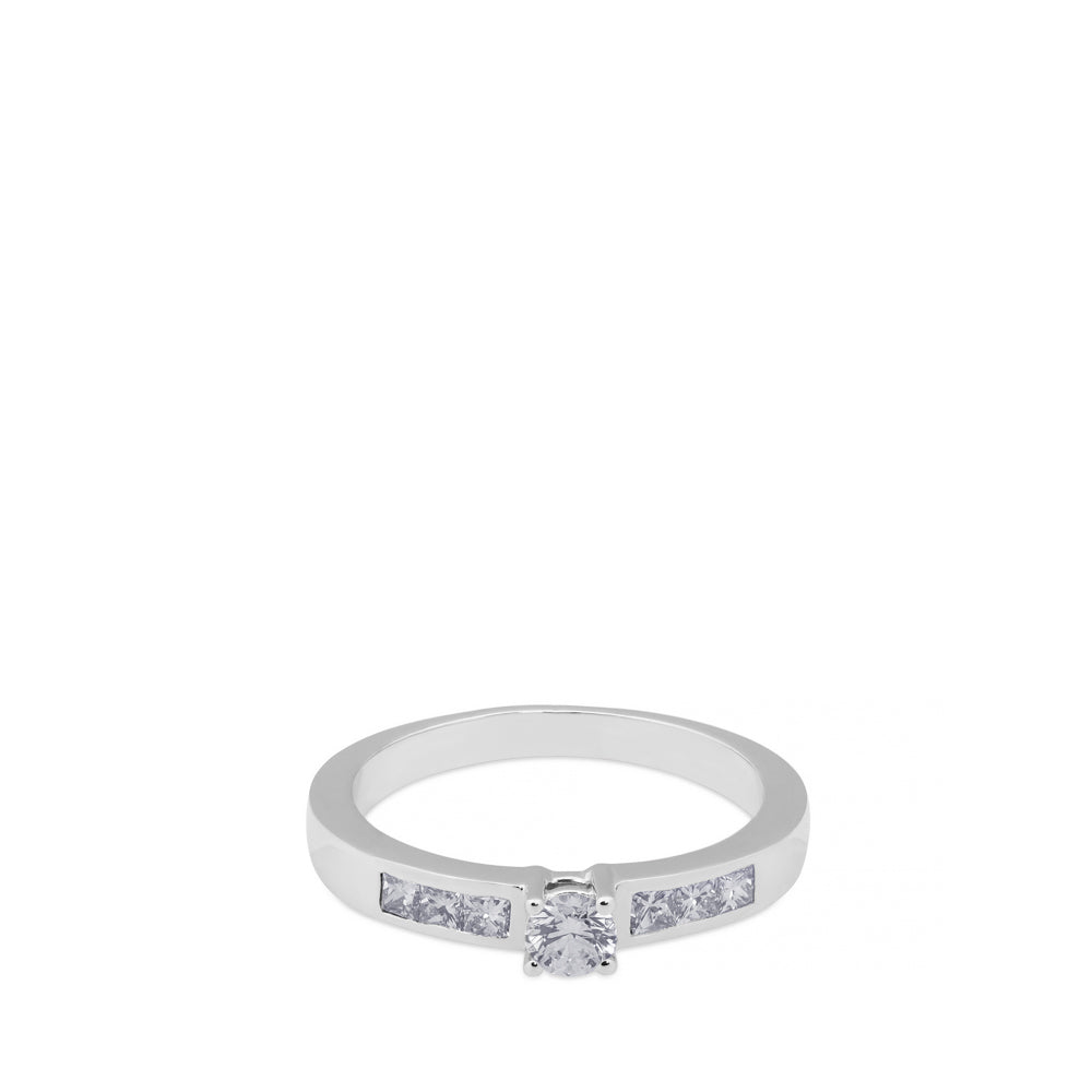 Solitario "Sofía" de oro blanco con diamante talla brillante y diamantes laterales