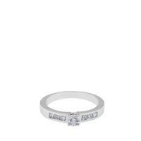 Solitario "Sofía" de oro blanco con diamante talla brillante y diamantes laterales