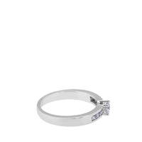 Solitario "Sofía" de oro blanco con diamante talla brillante y diamantes laterales