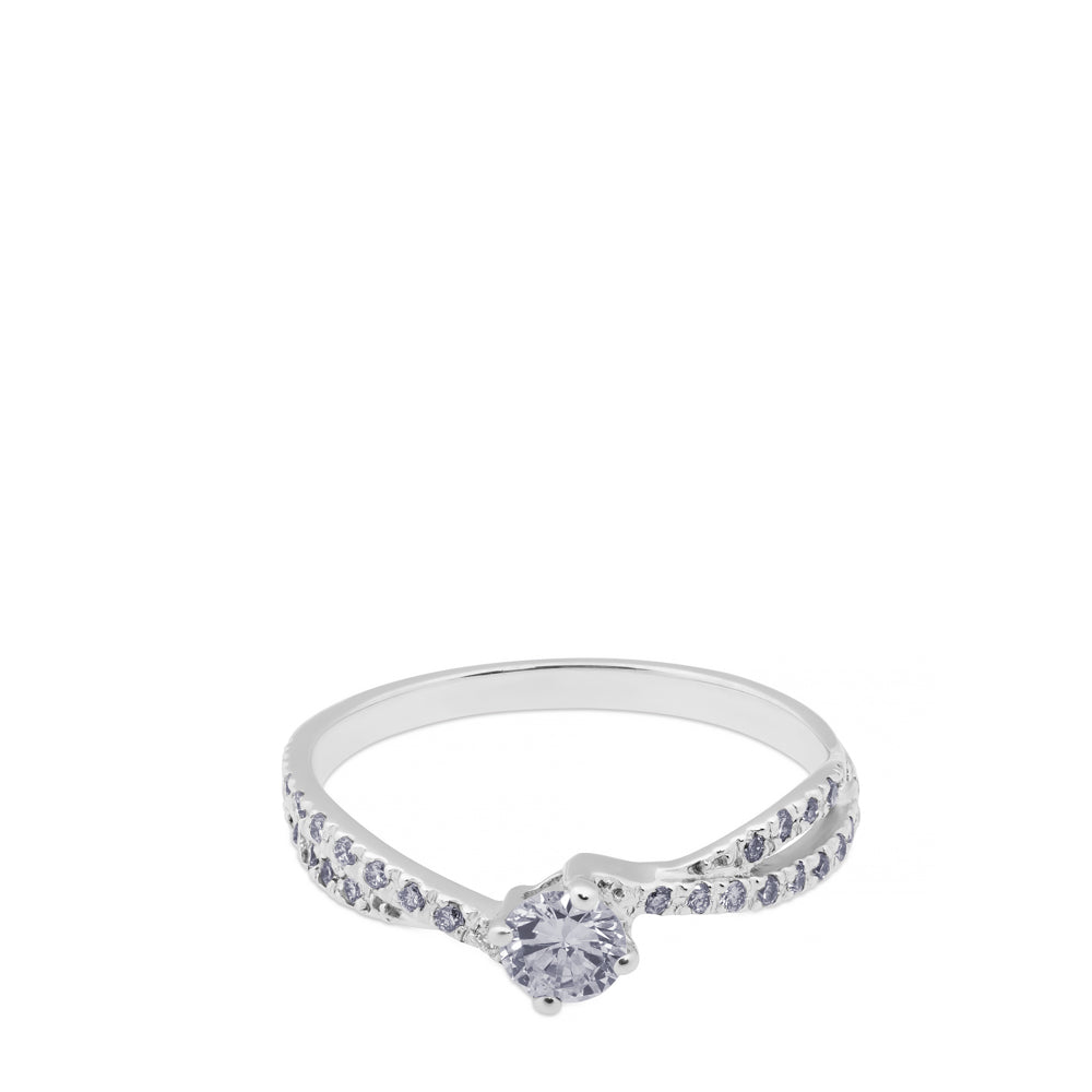 Solitario "María Catalina" de oro blanco con diamante central y pavé de diamantes en montura