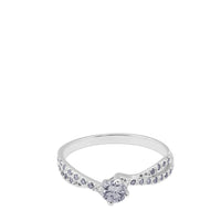 Solitario "María Catalina" de oro blanco con diamante central y pavé de diamantes en montura